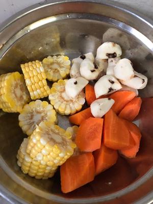 玉米淮山马蹄茅根排骨汤的做法 步骤3
