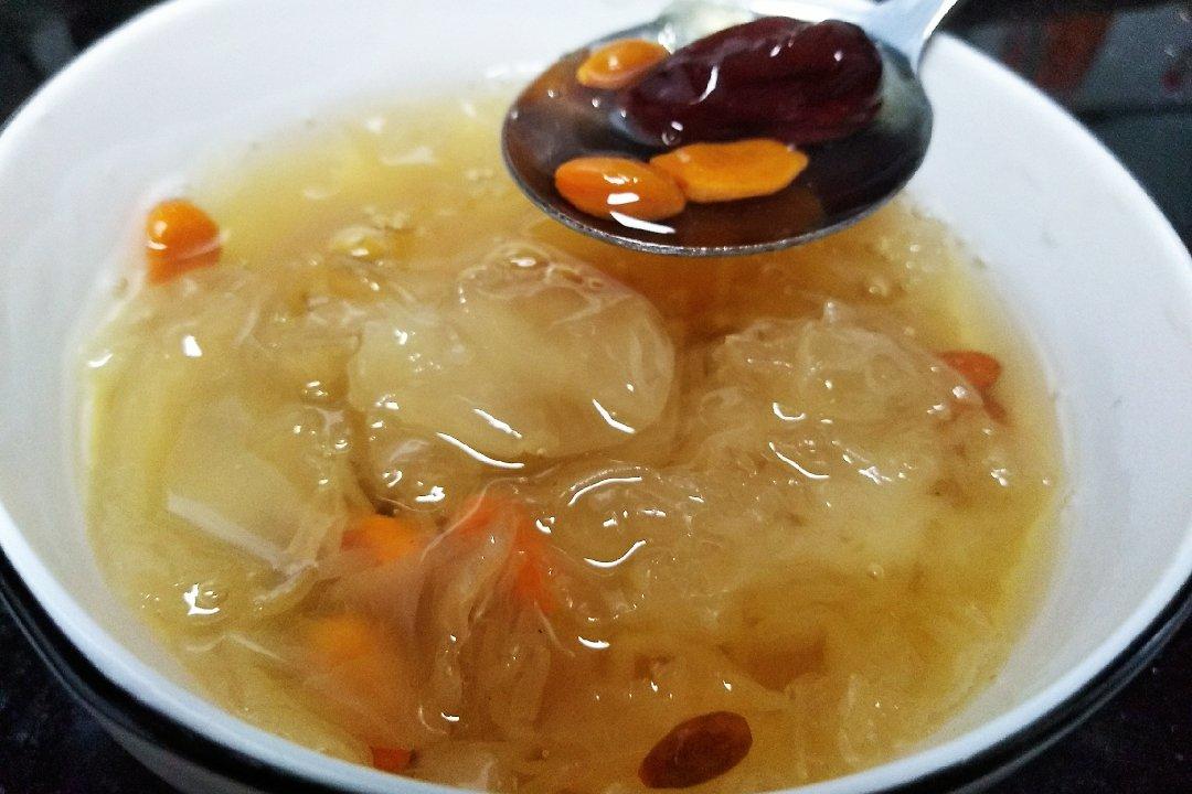 冰糖银耳红枣汤