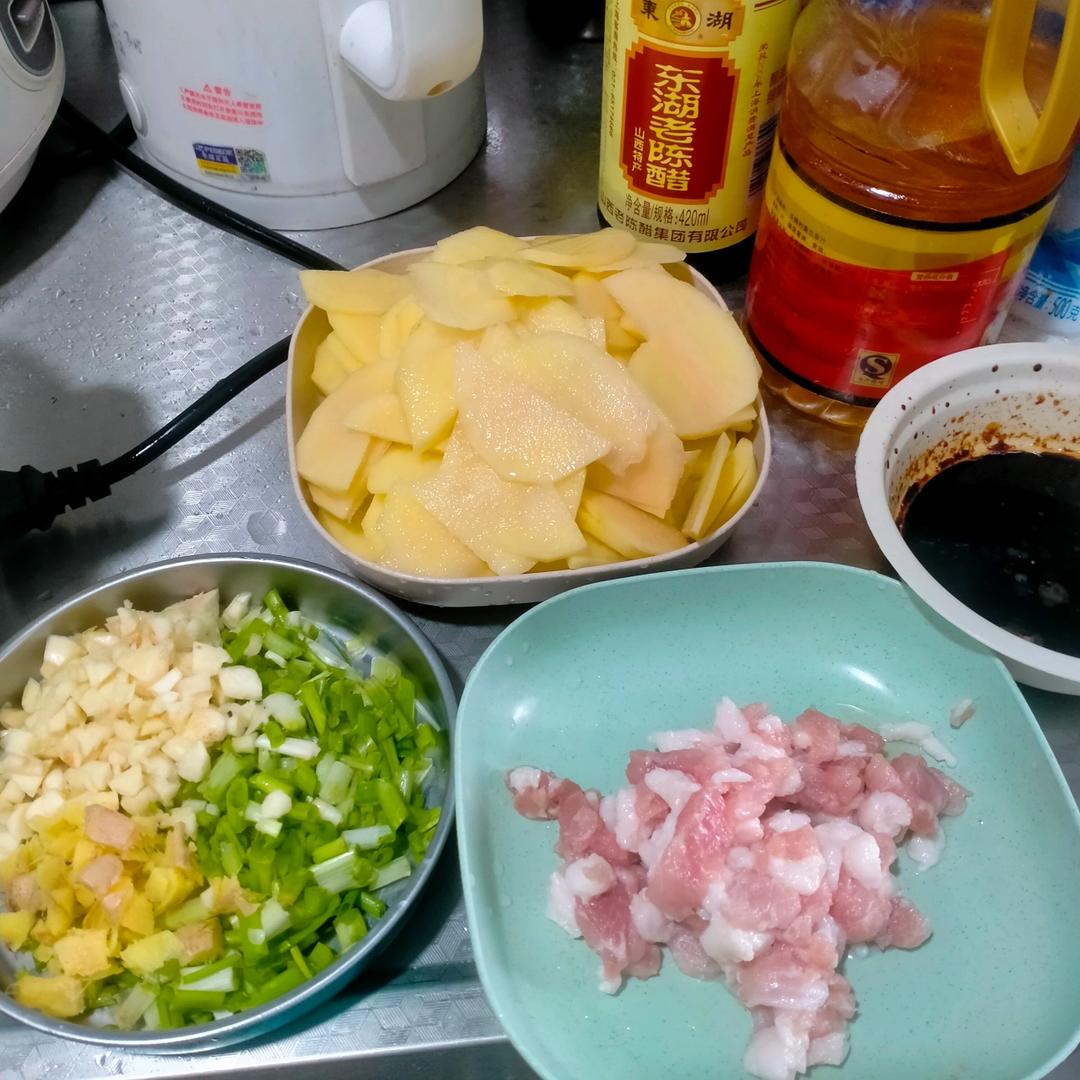 五花肉土豆炖豆角