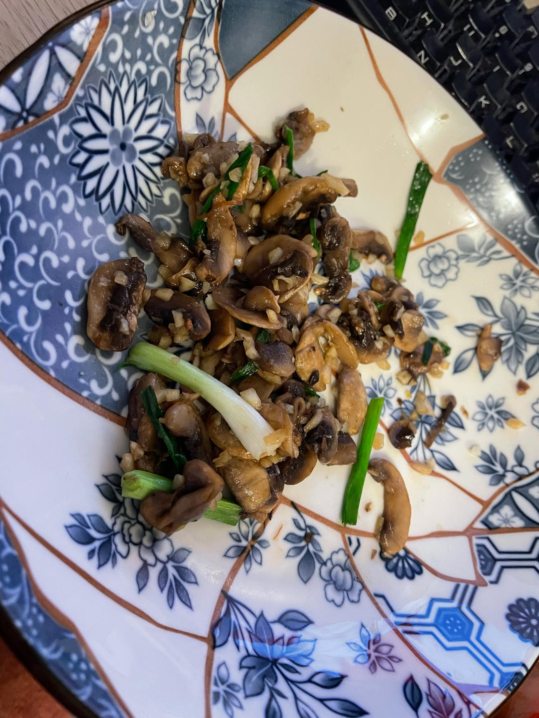 鲜香嫩滑！好吃不胖的蒜香炒口蘑！