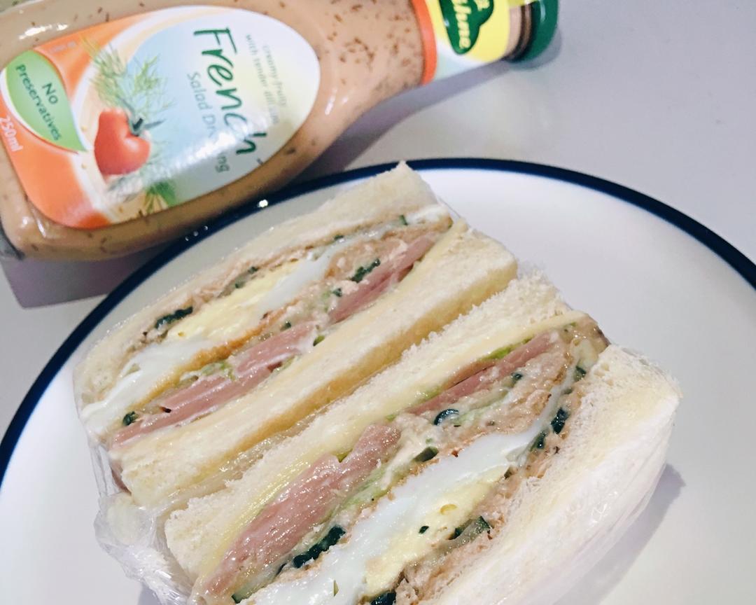 金枪鱼鸡蛋火腿三明治