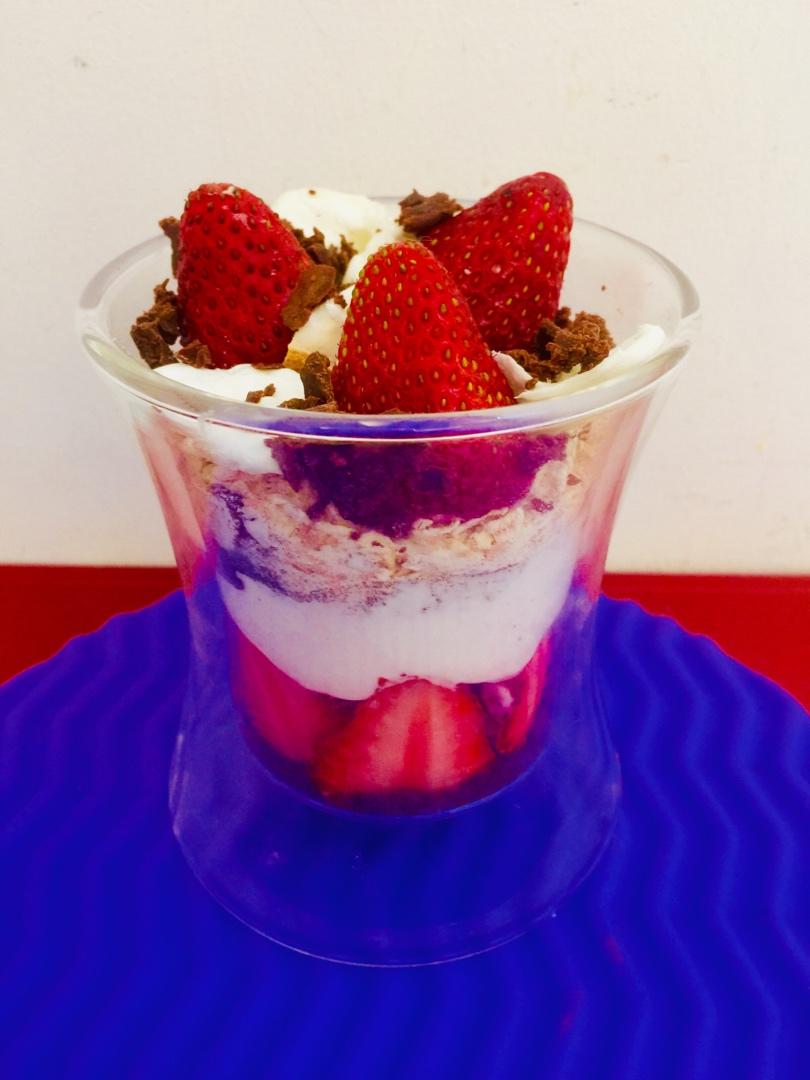 薰衣紫色做的五分钟超快手甜品网红奥利奥草莓酸奶杯