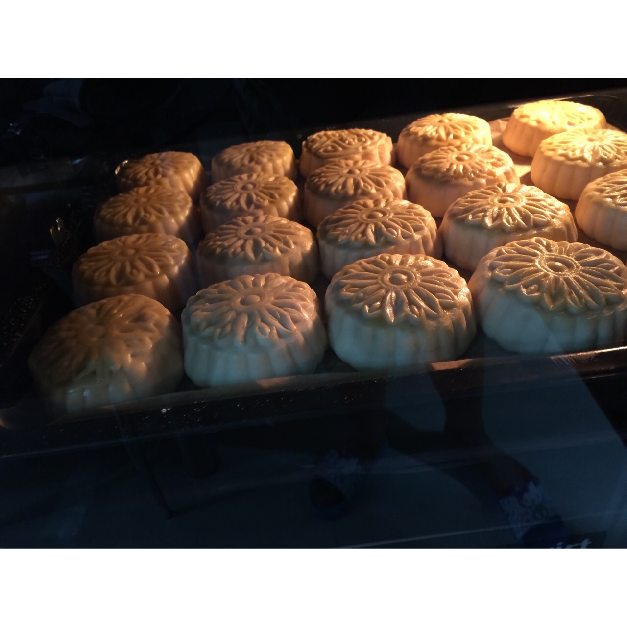 咸甜的味道刚刚好：港式金沙奶黄月饼（含金沙馅做法）