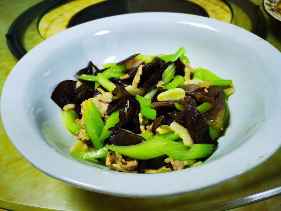 西芹木耳炒肉片