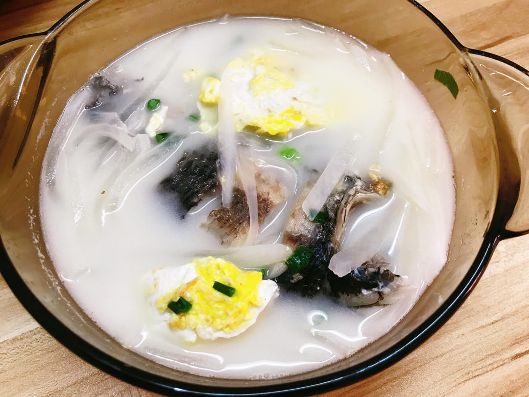 白萝卜丝鲫鱼汤