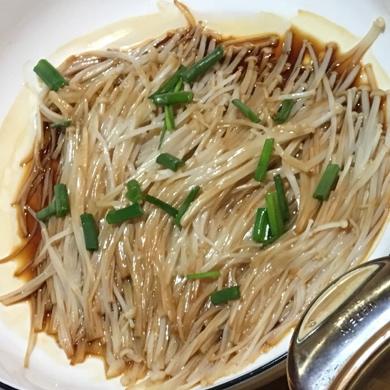葱油金针菇——10分钟快手菜，你绝对不能错过的美味~