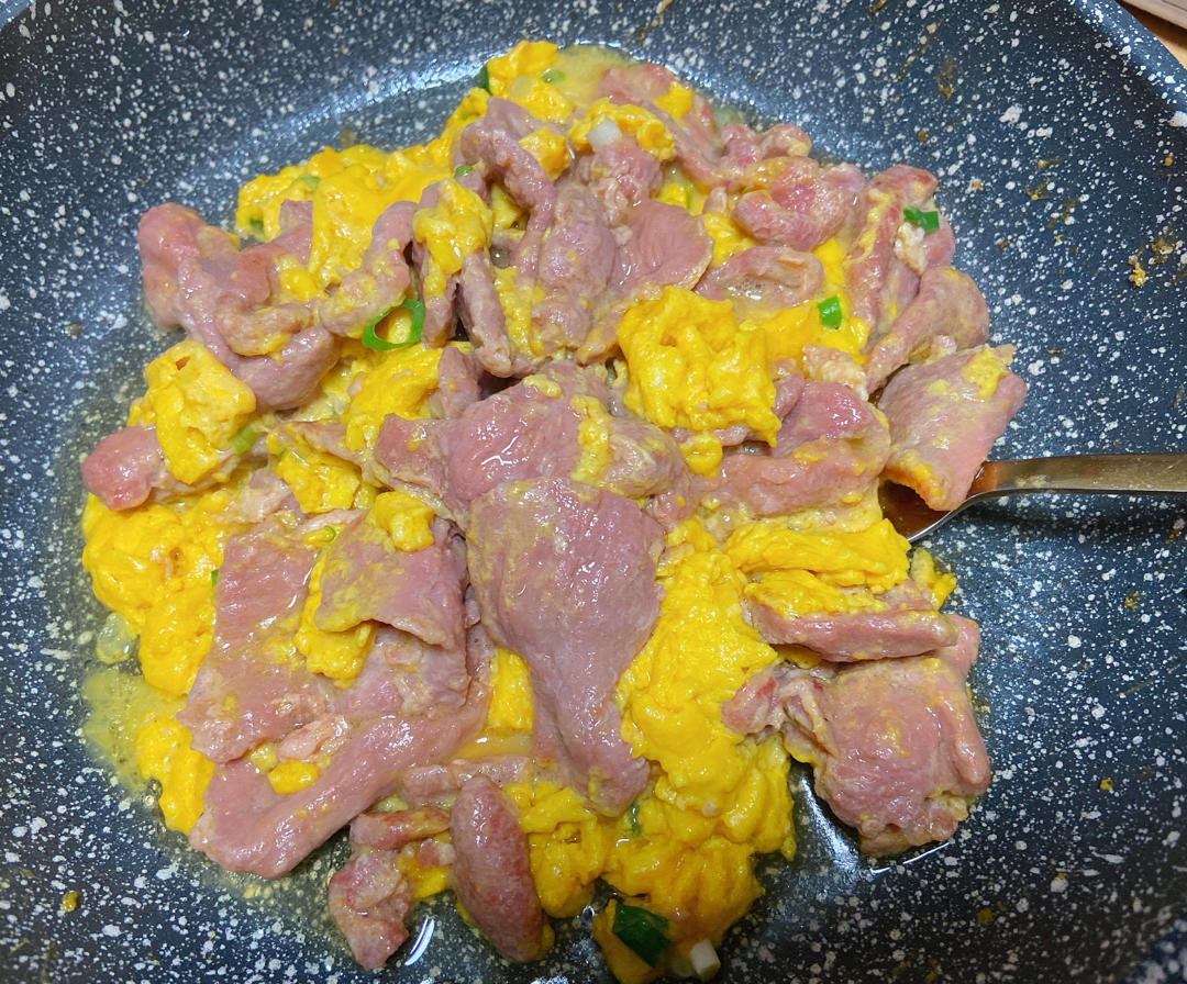 呲溜入口的鲜香 茶餐厅必点美食｜滑蛋牛肉