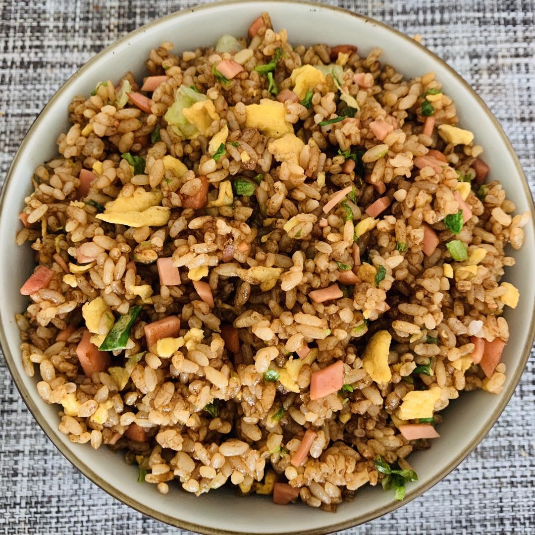 酱油鸡蛋火腿蔬菜炒饭