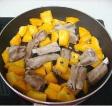 南瓜烧排骨的做法 步骤7