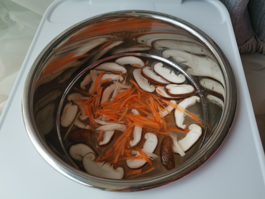 营养暖胃的香菇鸡肉粥的做法 步骤4