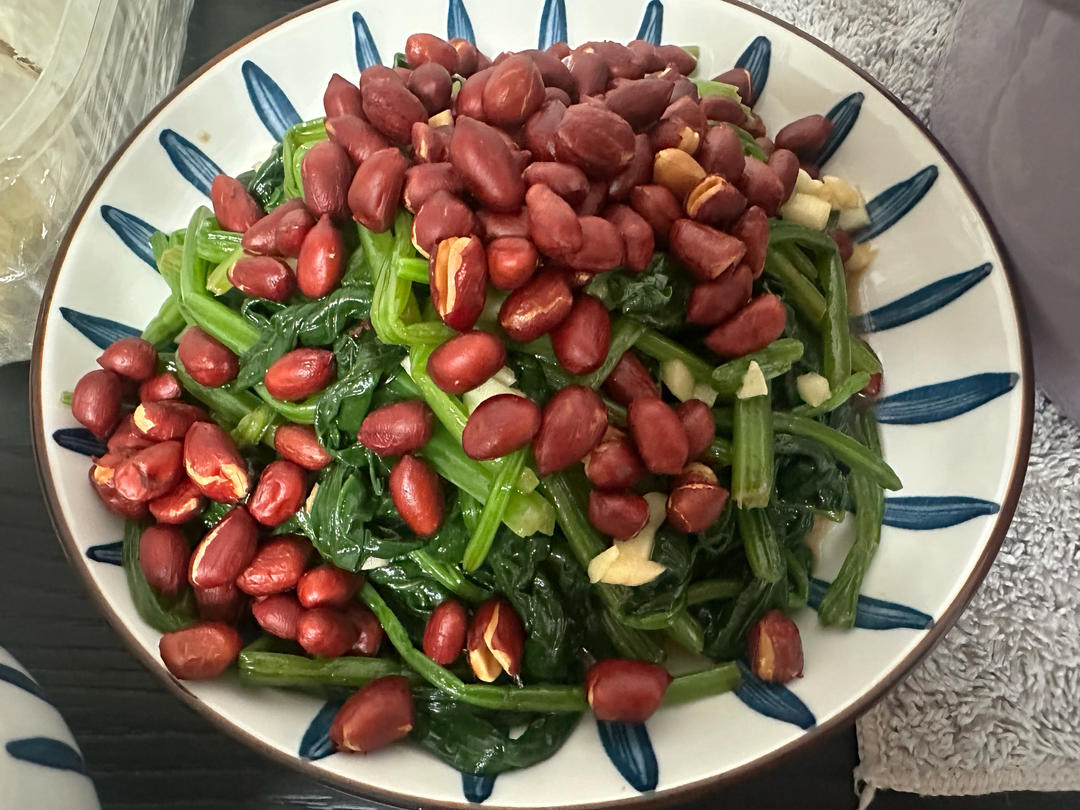超级爽口的果仁菠菜（附零失误炸花生米的方法）