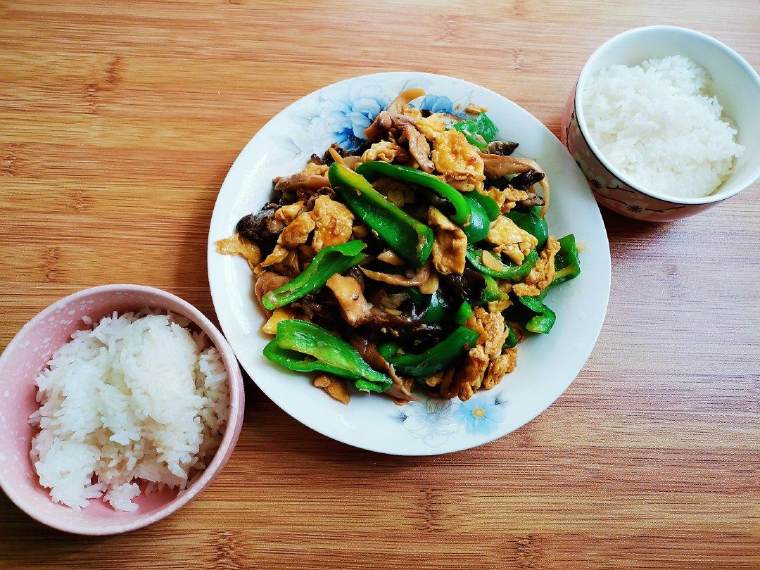 平菇青椒炒鸡蛋 好吃又营养的超快手家常菜