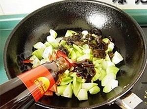 青红椒木耳蚝油炒丝瓜的做法 步骤7
