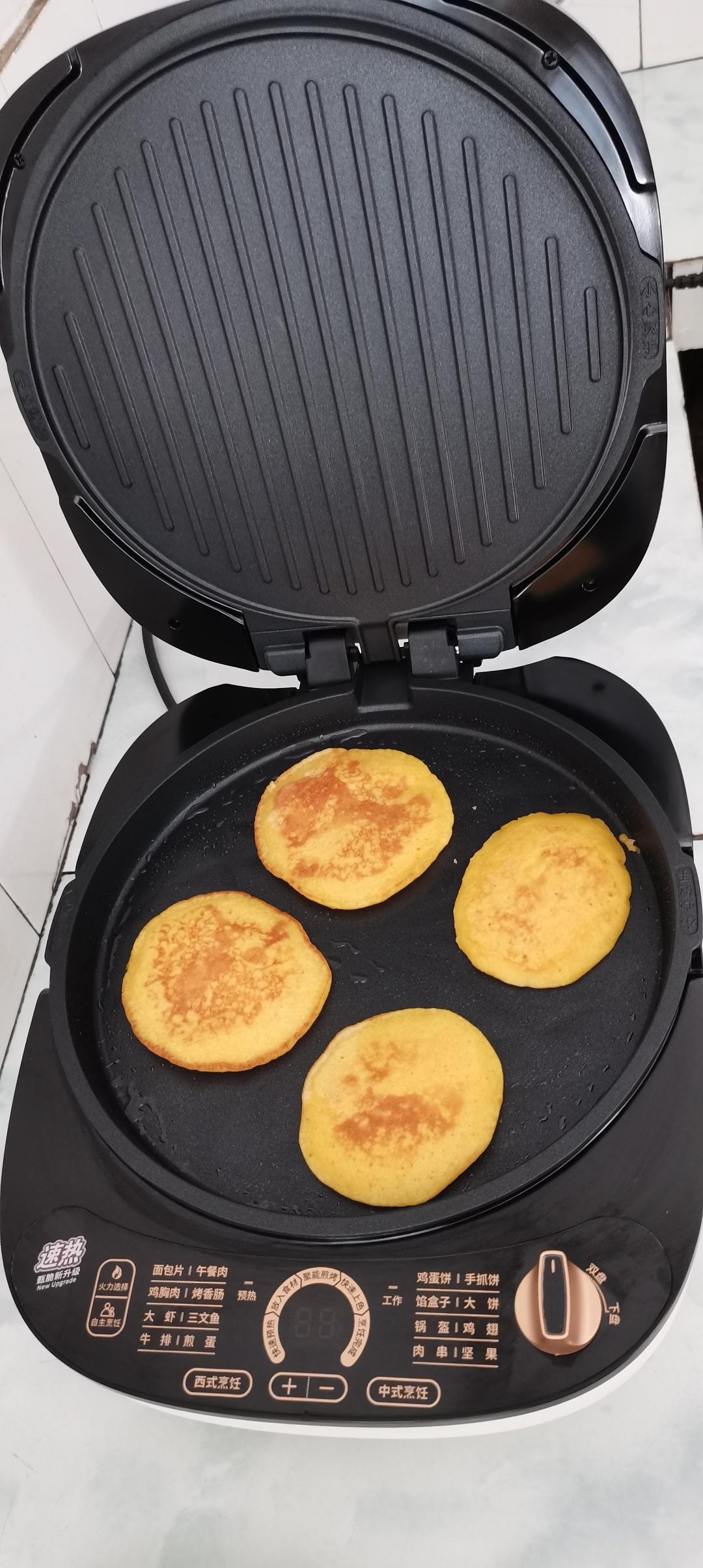 手不沾面做松软的玉米面小饼