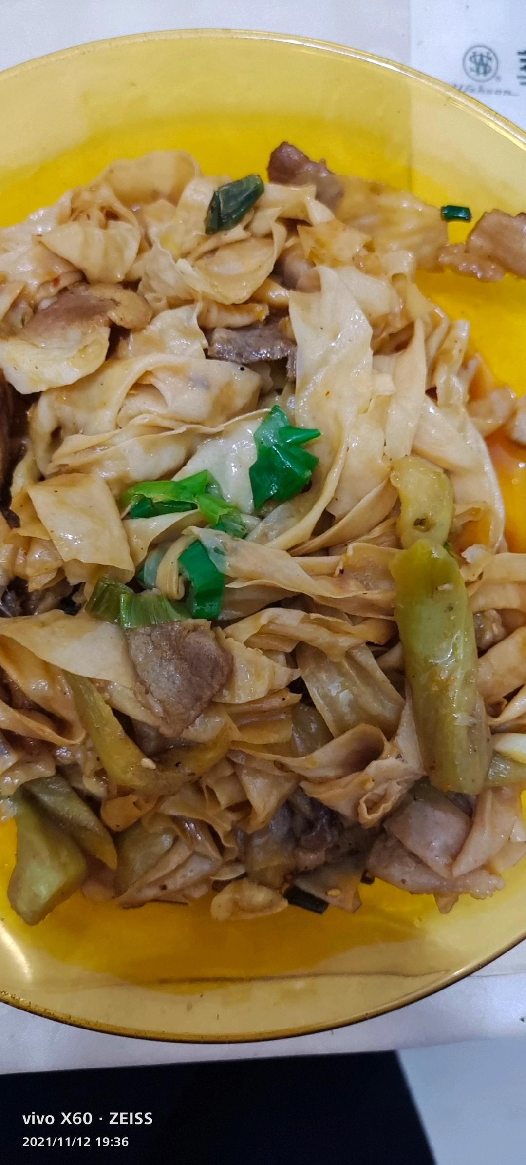 五花肉炒豆皮，特香而且下饭