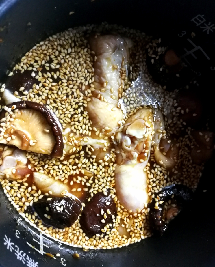 超级下饭 / 香菇炖鸡翅根（电饭煲版）的做法 步骤4