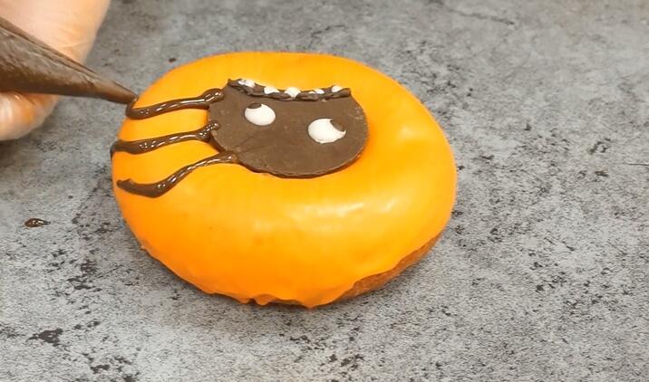 万圣节蜘蛛甜甜圈丨免发酵的做法视频 做法步骤 下厨房