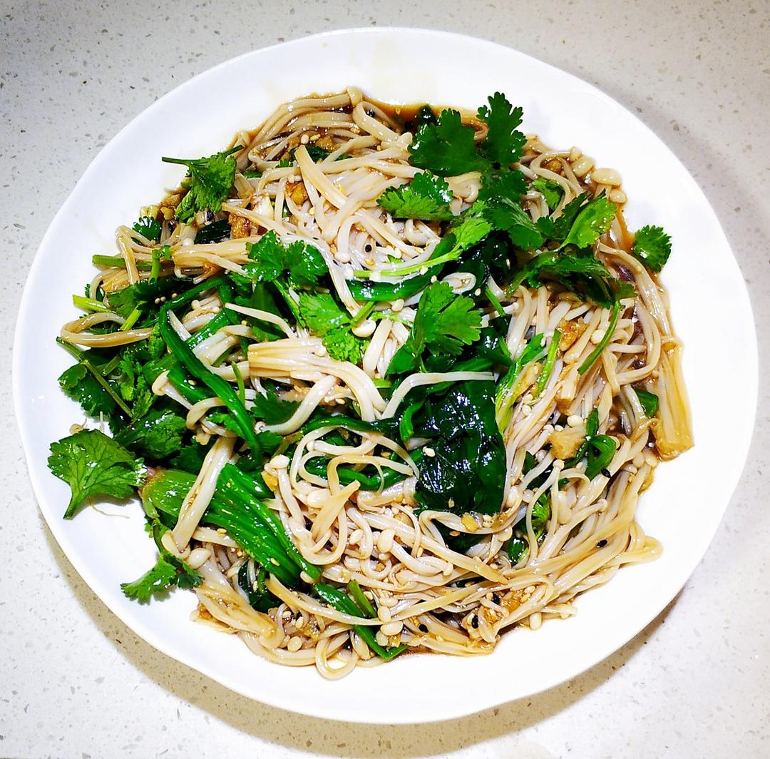 解馋减脂餐！酸辣开胃又下饭的菠菜拌金针菇