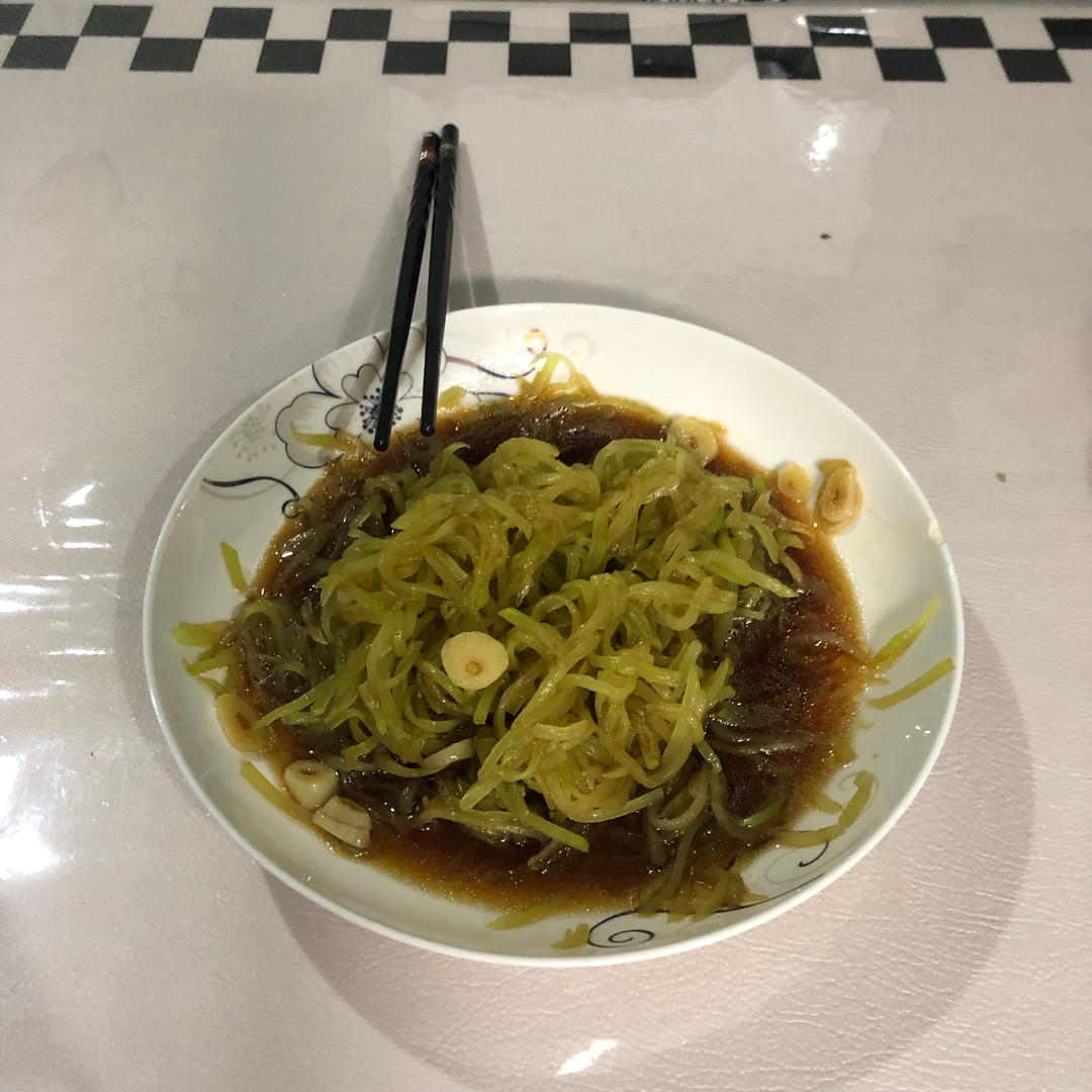 10分钟搞定的快手凉拌菜，清脆爽口的凉拌莴笋丝