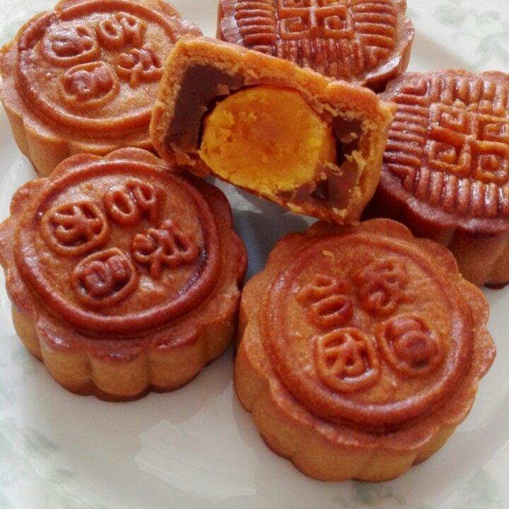 广式月饼—蛋黄莲蓉月饼