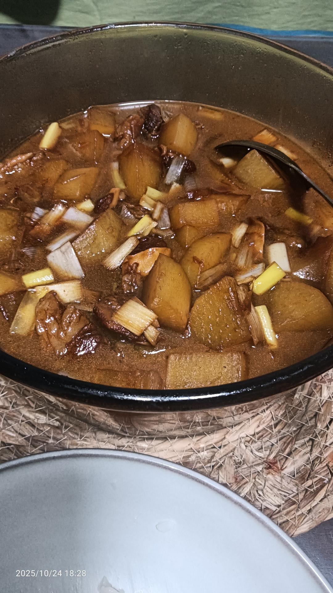 入口即化的广式萝卜牛腩煲