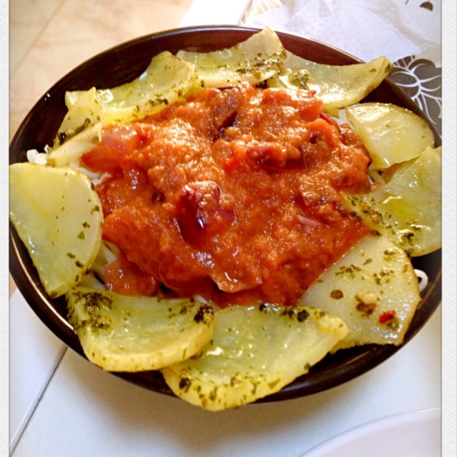 意酱面条配烤土豆片