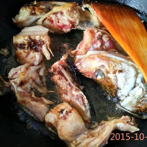 鱼头白菜豆腐汤的做法 步骤3
