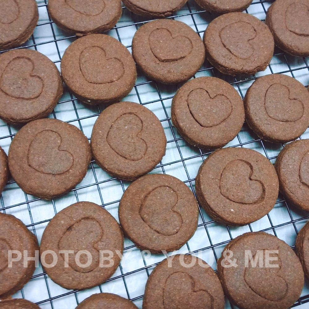 挤花毫无压力的巧克力曲奇