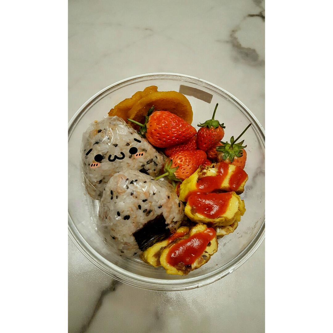 金枪鱼芝麻手捏饭团