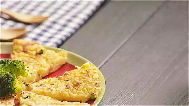 蛋香煎米饼 | 爸爸厨房 VOL.51--米饭、黄瓜、火腿、鸡蛋、西兰花的做法