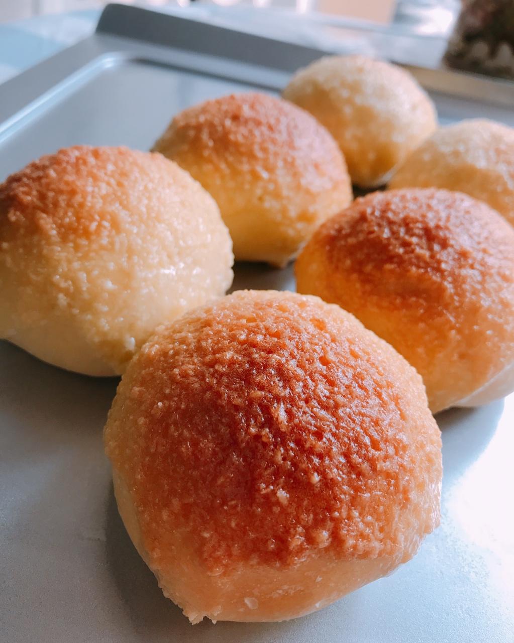 脆皮鸡莉包和椰汁红豆包