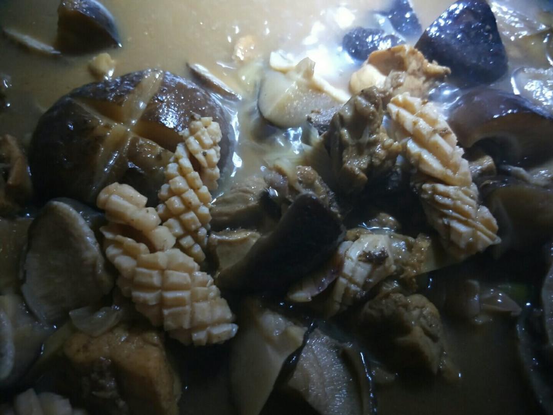 鸡腿烧鱿鱼#太阳谷菜谱#