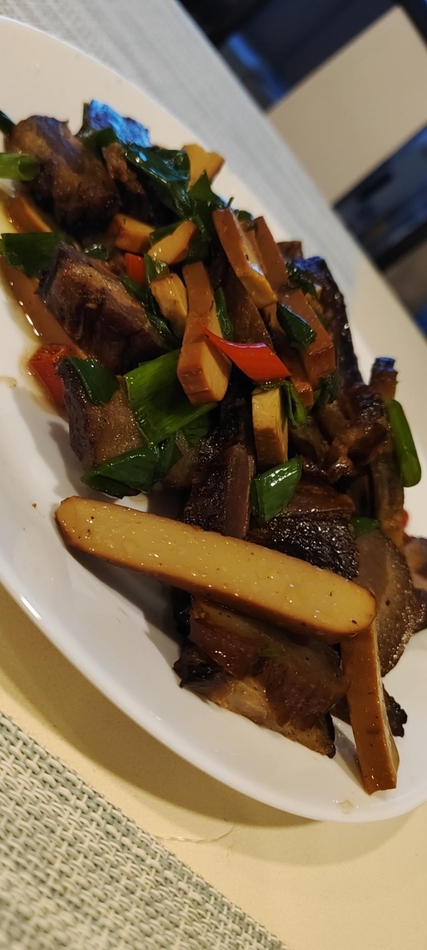 尖椒大蒜熏肉炒香干