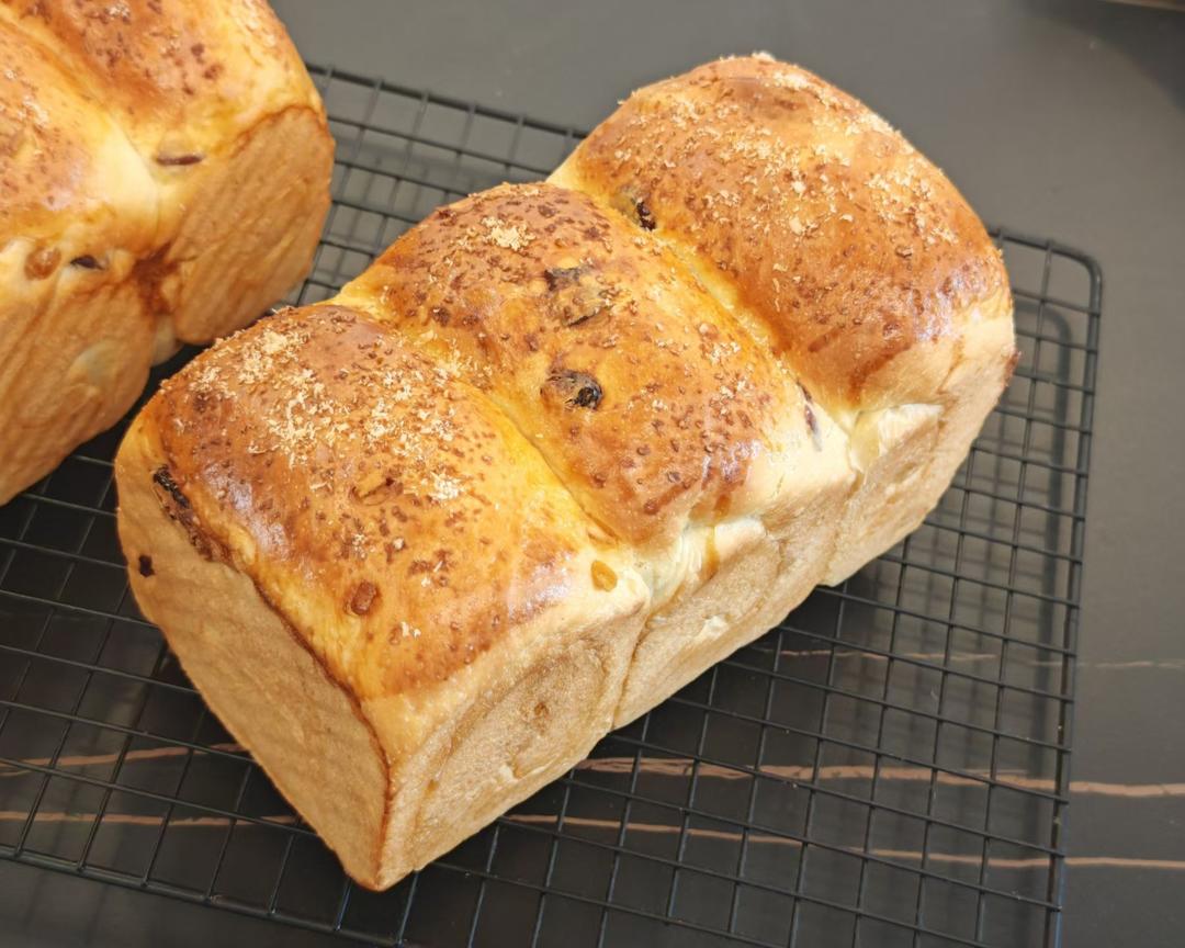 我最近每天做一个的葡萄干吐司，真的超松软好吃！
