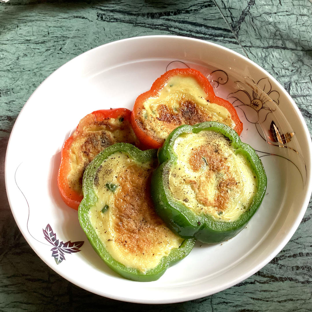 双色彩椒酿蛋饼