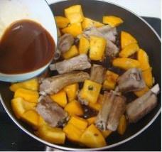 南瓜烧排骨的做法 步骤8