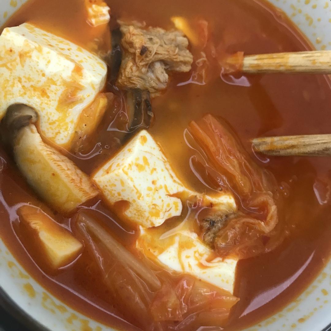 辣白菜金枪鱼锅