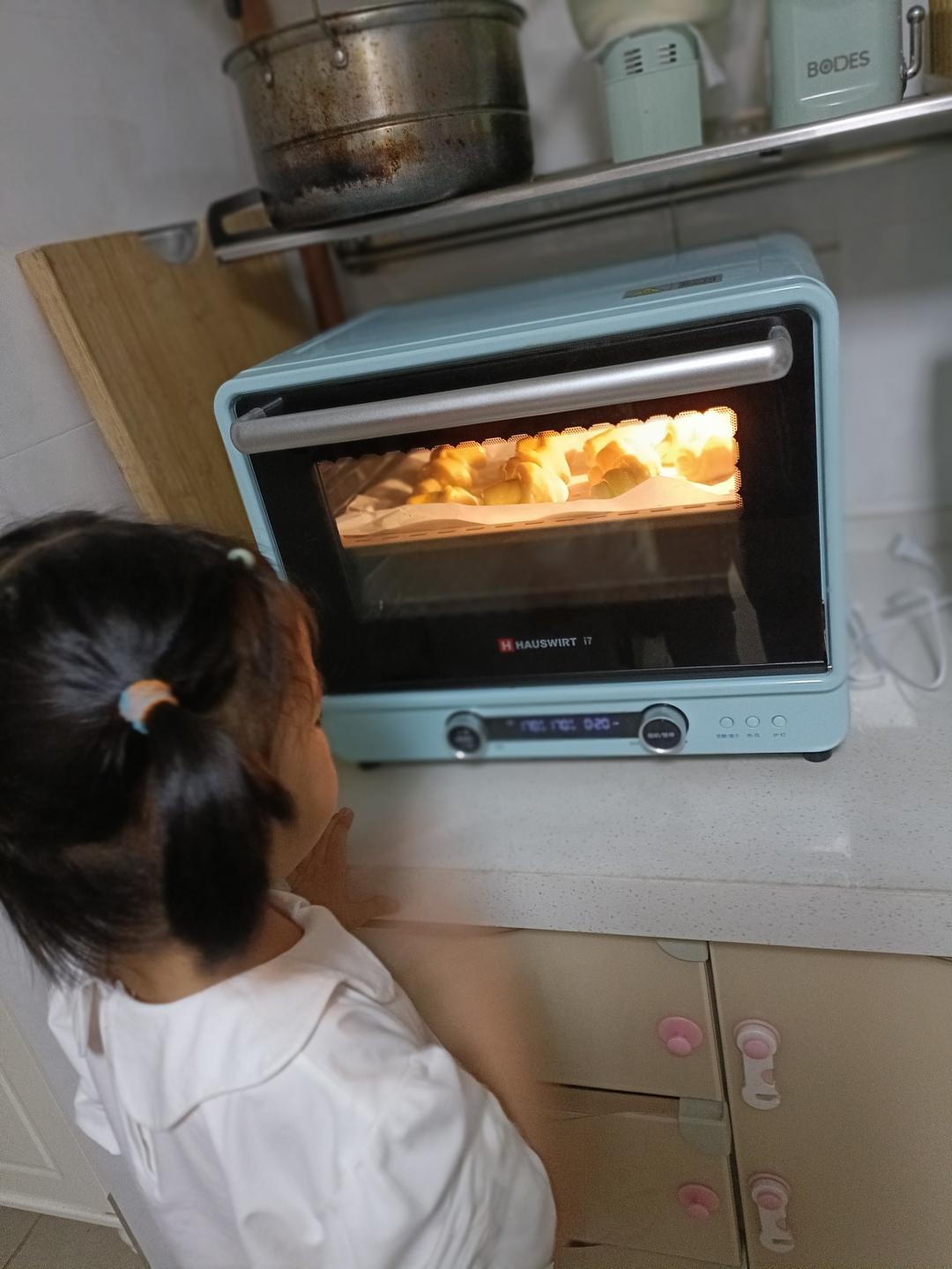 自制小朋友很爱吃的小布利面包，材料和做法简单，松软香甜好消化