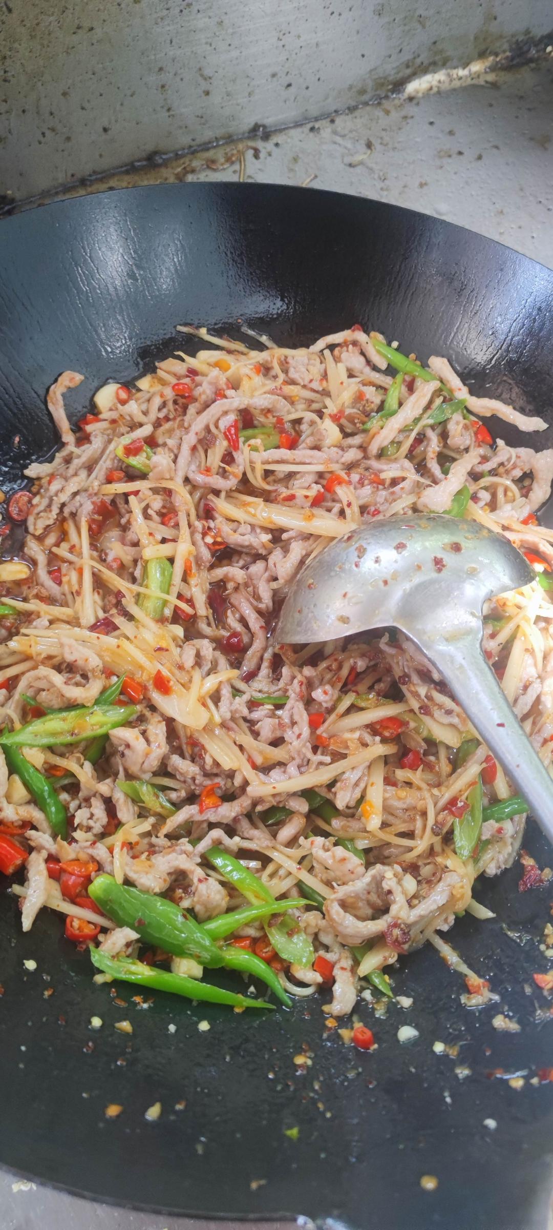 地道自贡菜  仔姜肉丝的做法