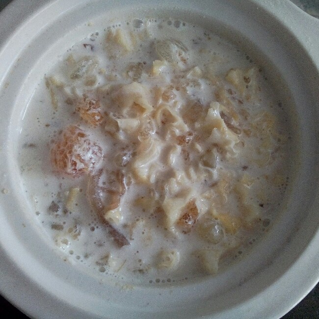 桃胶皂角米炖银耳