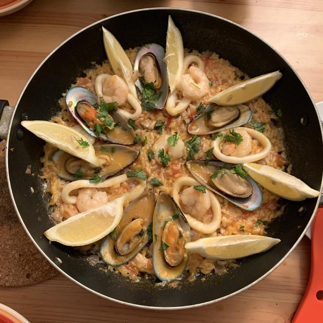简易海鲜饭paella（炖饭版本）的做法