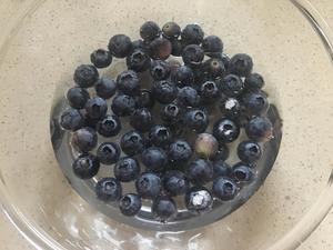 高颜值渐变蓝莓酸奶慕斯蛋糕的做法 步骤2