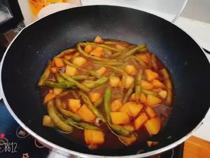 超简单的家常菜—芸豆炖土豆的做法 步骤6