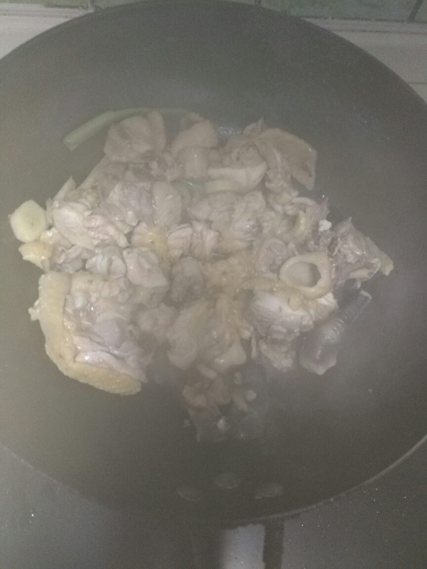 家常香菇土豆炖鸡的做法 步骤3