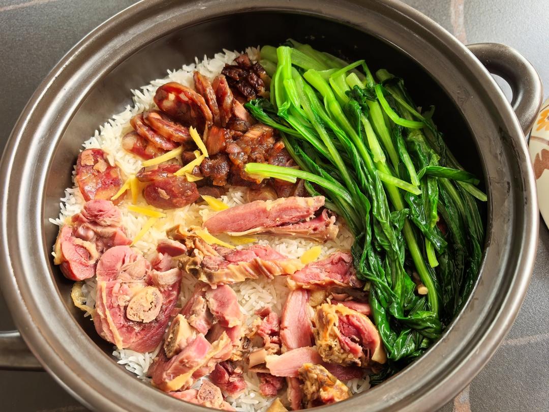 广式腊味煲仔饭