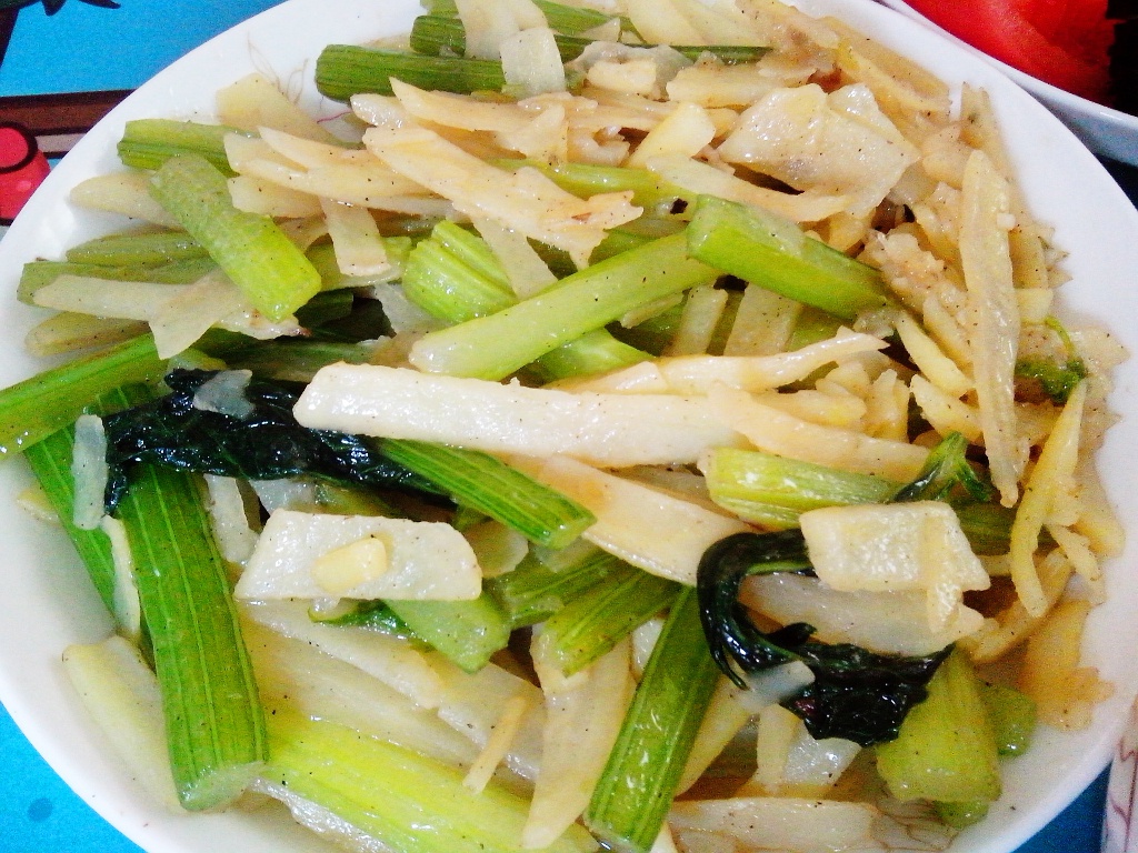 土豆炒芹菜