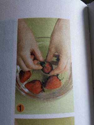 草莓蜜桃苹果汁的做法 步骤1
