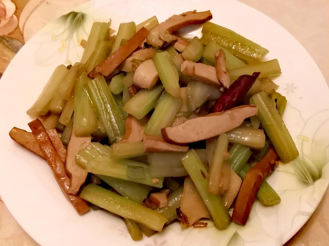 午餐晚餐简单快手下饭菜芹菜炒香干