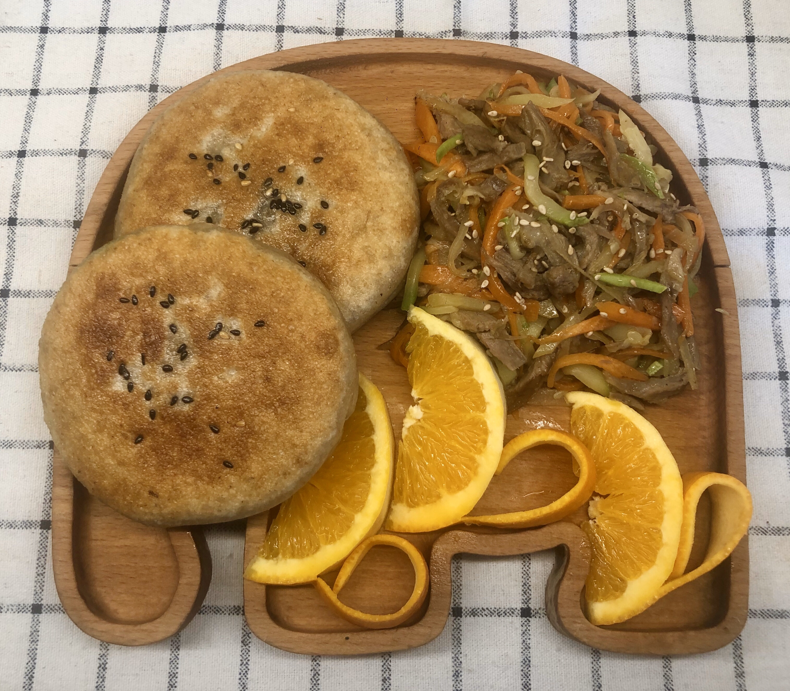 每日翻新花式早餐——全麦韭菜素馅饼，胡萝卜西葫芦炒羊肉的做法