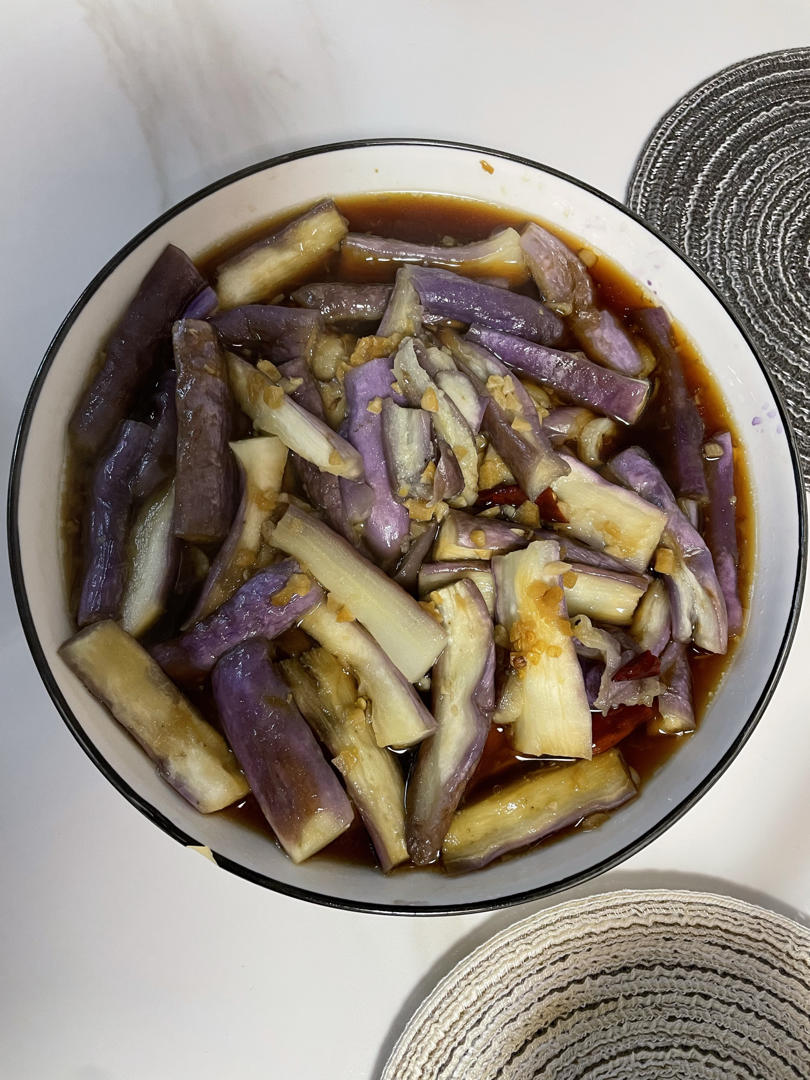简单、少油的蒜蓉蒸茄子（长茄）